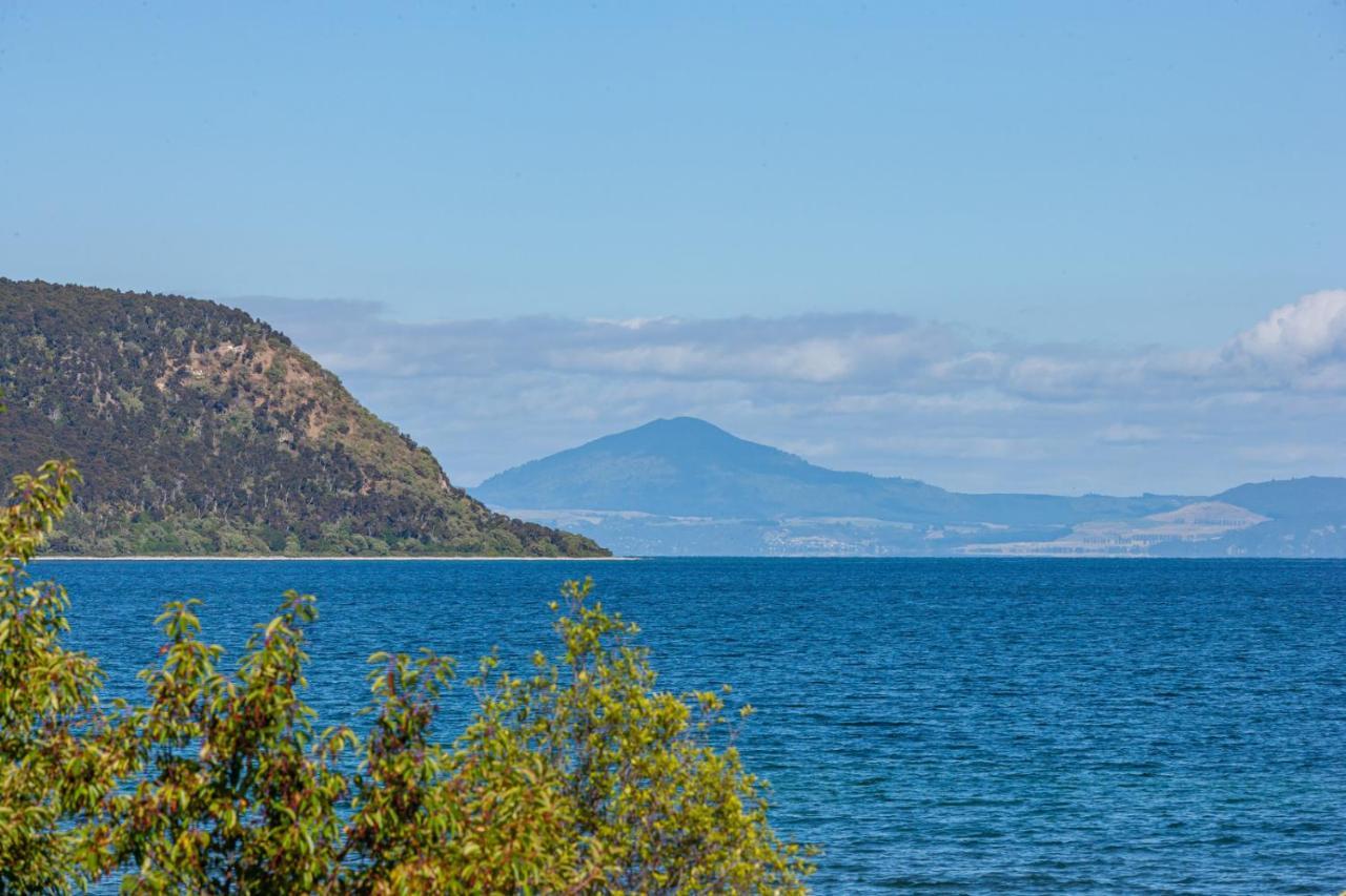 Lakefront Villa - Waitahanui Holiday Home Exteriör bild