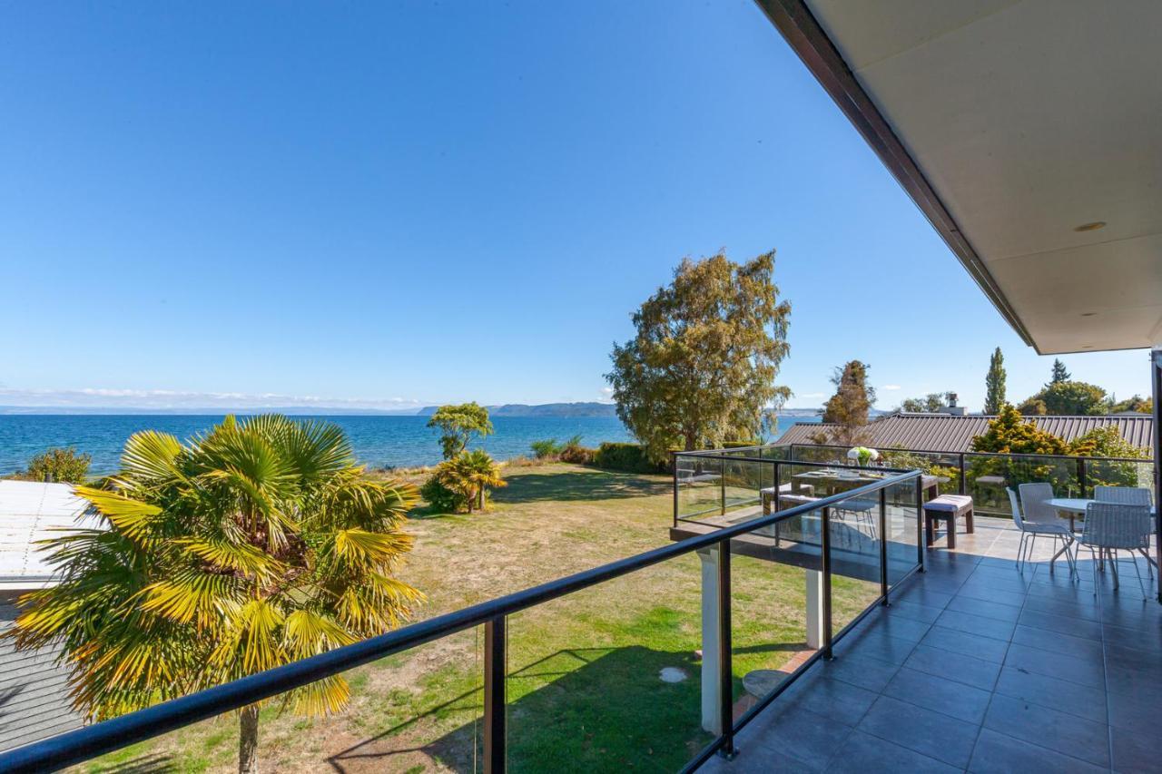 Lakefront Villa - Waitahanui Holiday Home Exteriör bild