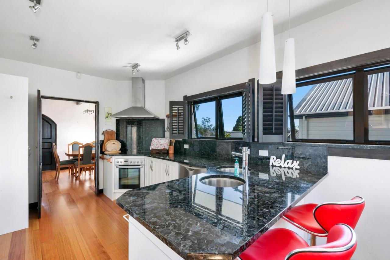 Lakefront Villa - Waitahanui Holiday Home Exteriör bild