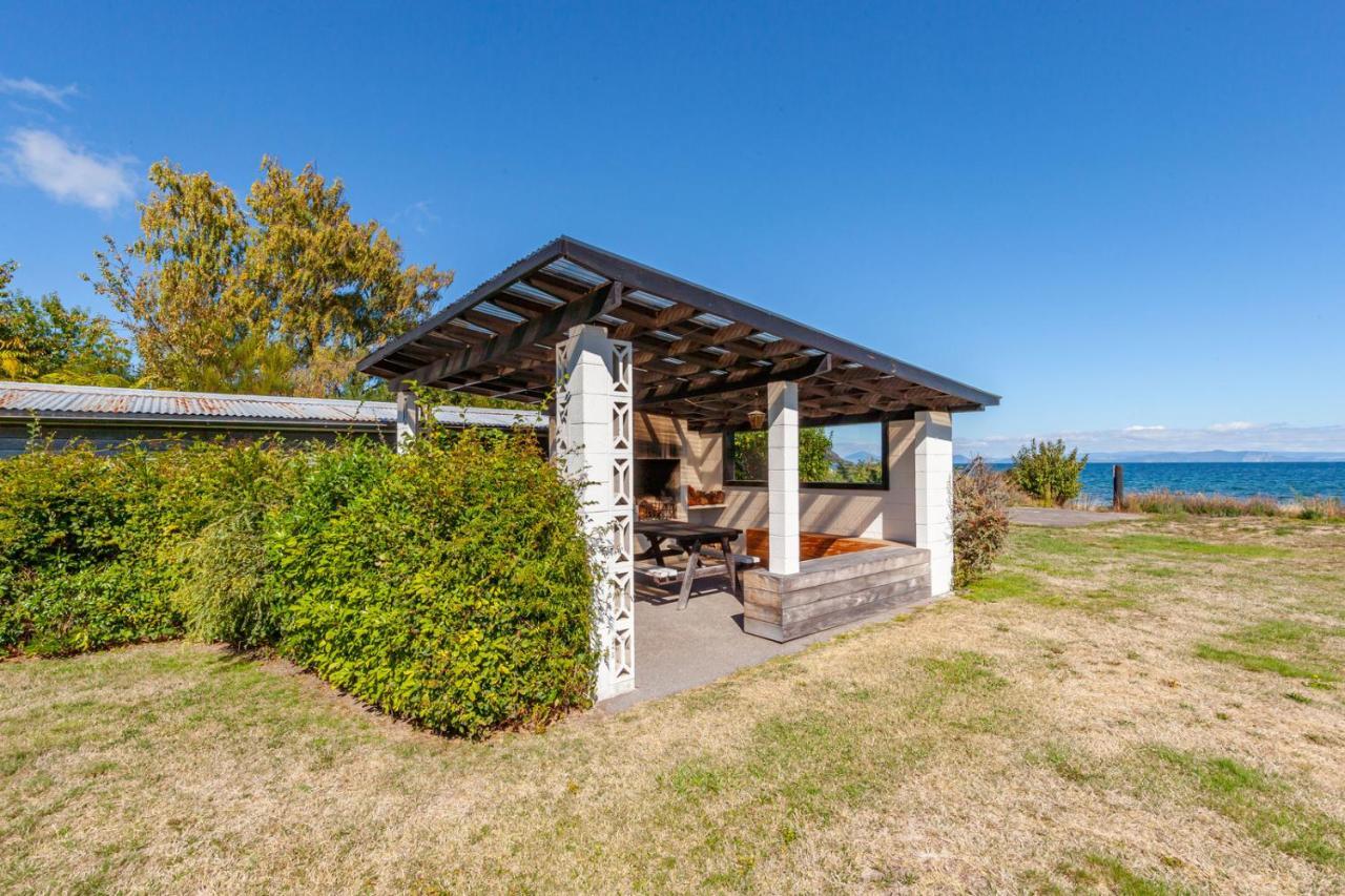 Lakefront Villa - Waitahanui Holiday Home Exteriör bild