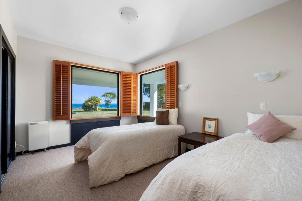 Lakefront Villa - Waitahanui Holiday Home Exteriör bild