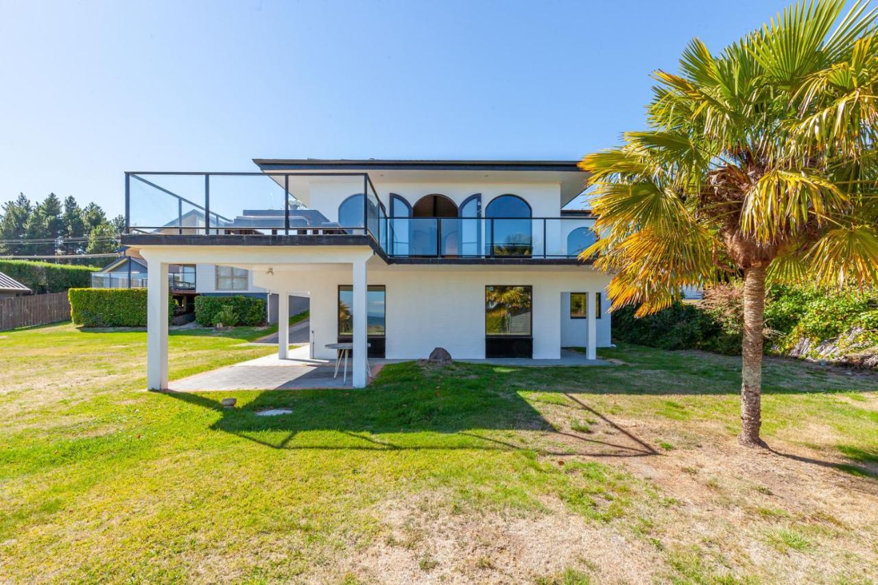 Lakefront Villa - Waitahanui Holiday Home Exteriör bild