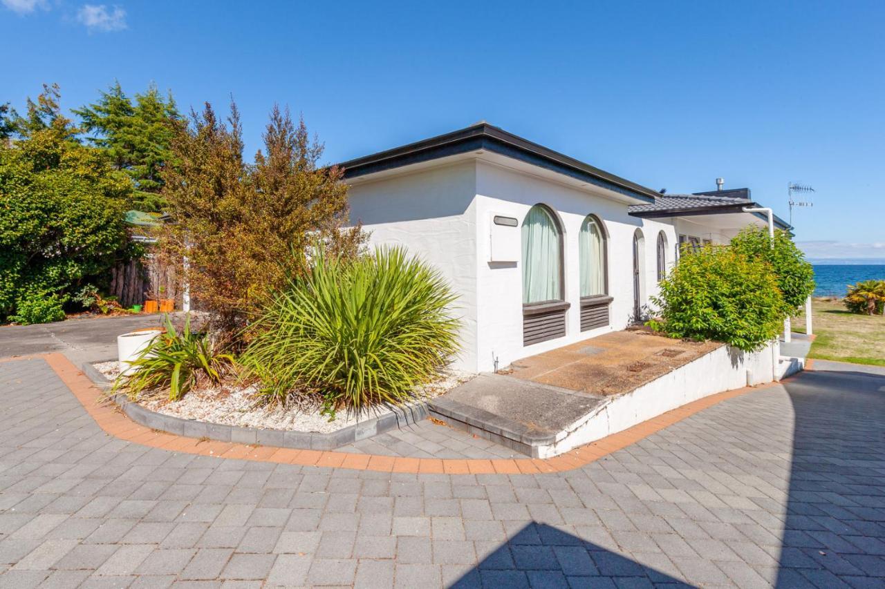 Lakefront Villa - Waitahanui Holiday Home Exteriör bild