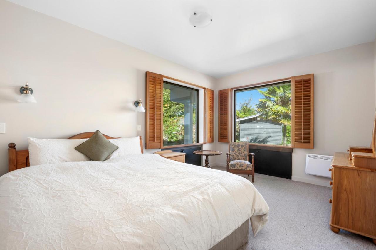 Lakefront Villa - Waitahanui Holiday Home Exteriör bild