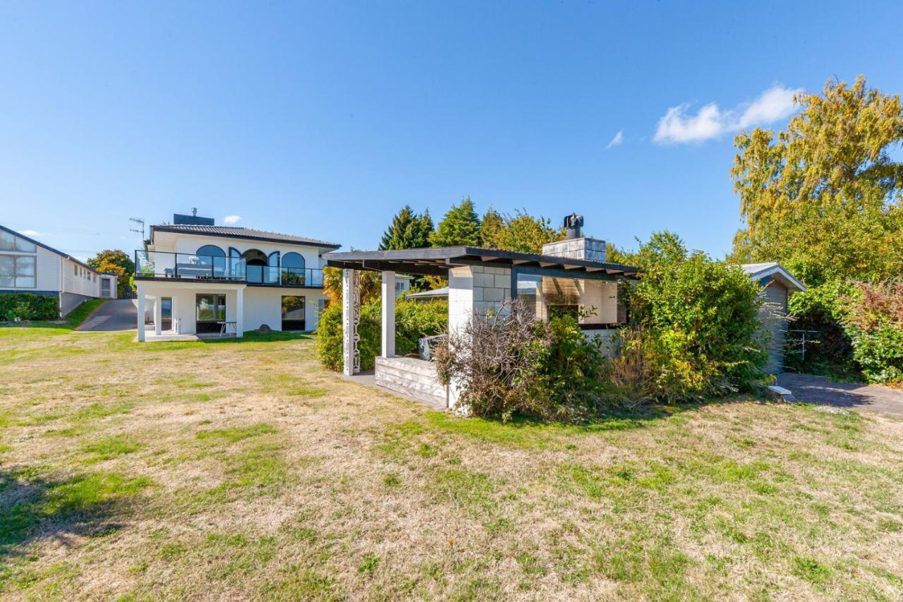 Lakefront Villa - Waitahanui Holiday Home Exteriör bild